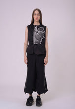 Load image into Gallery viewer, Half flower sleeveless top
